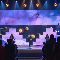 Cabina de feria comercial Alquiler interior P1.953 GOB Fine Pixel Pitch Pantalla LED Portátil 6m X 3M Soporte modular 8K