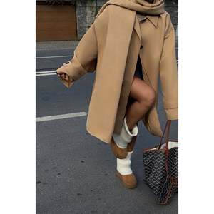 Manteau trench vintage marron pour femme avec détail boutonné sur le devant, en cuir PU imperméable, ceinture intégrée, rembourrage en coton pour l'automne et l'hiver - Product Image 4