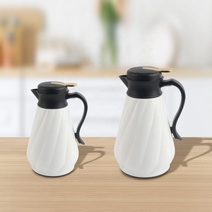 Hervidor de agua minimalista de plástico con tapa, forma poligonal, mango blanco y negro para uso doméstico - Product Image 3