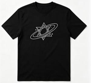 เสื้อยืดแขนสั้นสีดำสำหรับผู้ชาย พิมพ์ลายโลโก้สามตัวด้านหลัง คอกลม ผ้าฝ้ายเจอร์ซีย์ สไตล์ลำลอง - Product Image 1