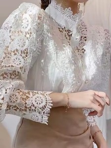 Camicetta <span class=keywords><strong>Bianca</strong></span> Oversize Traforata di Tendenza 2025 Top da Donna Chic ed Elegante <span class=keywords><strong>a</strong></span> Manica Lunga Vaporosa in Pizzo Floreale <span class=keywords><strong>Camicia</strong></span> in Chiffon con Bottoni <span class=keywords><strong>a</strong></span> Collo Alto - Product Image 5