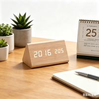Horloge numérique triangulaire en bois avec contrôle sonore, calendrier perpétuel, température, 3 groupes d'alarmes, LED à intensité variable, horloge de bureau pour salle d'étude