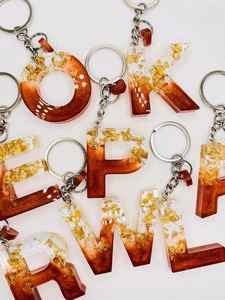 Porte-clés en résine contemporain avec finition polie, design abstrait, accessoire léger, idéal pour les modes de vie modernes - Product Image 3