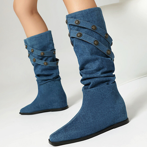 Bottes hautes pour femmes à bout carré, talons plats, en daim avec décorations boutons métalliques, coupe large - Product Image 1