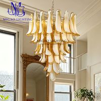 Lustre médiéval français, suspension en verre de Murano fait main à pétales superposés, dégradé ambre-blanc, pour villa duplex à plafond haut