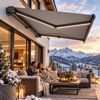 Auvent mural contemporain pour terrasse avec toit en tissu rétractable et cassette intégrée pour usage en bistrot ou cour intérieure