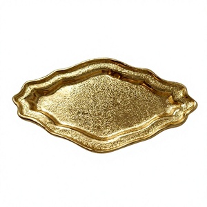 Plateau de service ovale décoratif en aluminium texturé doré à bords ondulés de luxe pour table de salon - Product Image 1