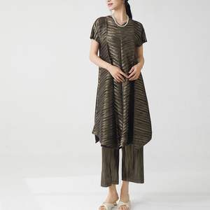 Conjunto de Dos Piezas de Verano para Mujer, Top Texturizado con Cuello de Lazo Casual Dorado Plisado y Pantalones Anchos - Product Image 2