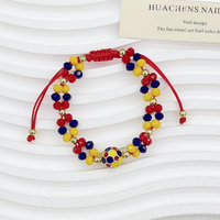 CH-LAT0999 Pulsera de Cuentas Amarillas, Azules y Rojas con Colgante de Fútbol Esmaltado, Joyería Hecha a Mano con Temática Deportiva, Venta al por Mayor