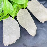Vente en gros Quartz naturel brut de Nirvana Bouddha Guérison Cristal brut Forme de tour Pierre Top Cristal pour la décoration de cadeaux