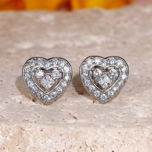 Mini orecchini a forma di cuore per donna, accessori di moda minimalisti e carini da indossare tutti i giorni - Product Image 2