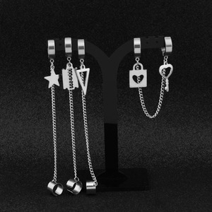 Boucles d'oreilles unisexes tendance en acier inoxydable plaqué argent avec pendentif en forme de boucle à clé, design simple et original - Product Image 2