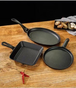 Poêle à frire ovale en fonte Zunck pour cuisine et restaurant, à usage unique, avec base en bois - Product Image 4