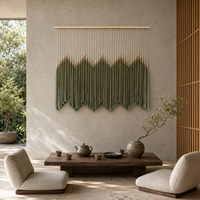 Décoration murale artisanale en macramé brun rouille avec pompons, grande œuvre d'art en fibres pour hôtel, restaurant, salon