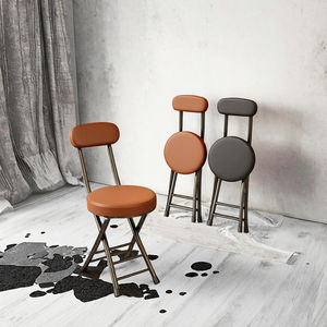 كرسي قابل للطي بتصميم تقليدي مع مقعد معدني مغطى بالجلد الصناعي ووسادة سميكة للاستخدام في غرف النوم والشقق وغرف المعيشة، مناسب للاستخدام الداخلي والخارجي في المنزل - Product Image 3