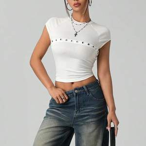 Top Corto Blanco de Manga Corta para Mujer, Estilo Urbano, Corte Regular, Tejido de Poliéster, Color Sólido, Cuello Redondo con Detalle de Tachuelas - Product Image 3