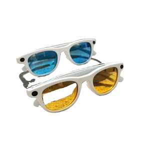 Gafas inteligentes con montura blanca y lentes azules y amarillas, material de plástico y titanio - Product Image 1