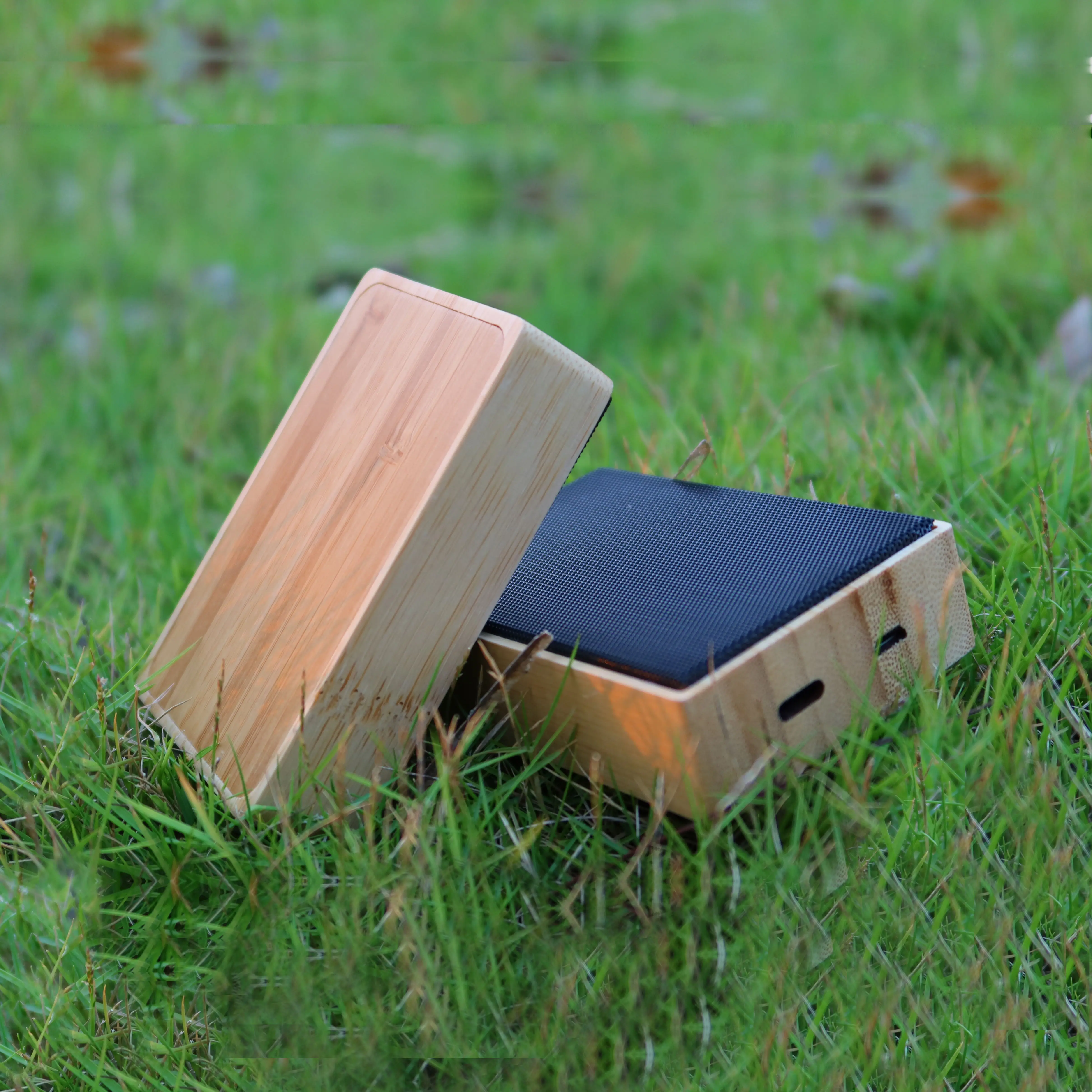 Nuovo arrivo portatile mini subwoofer wireless dente blu alimentatore a energia solare altoparlante TWS altoparlante in legno di legno di bambù solare