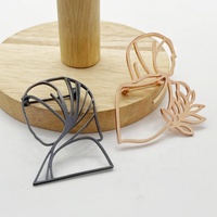 Broche de poitrine pour femme en métal, nouveau design, minimaliste, motif silhouette humaine ajourée, avec logo personnalisé, pour manteau, avec épingle de sécurité, vente en gros