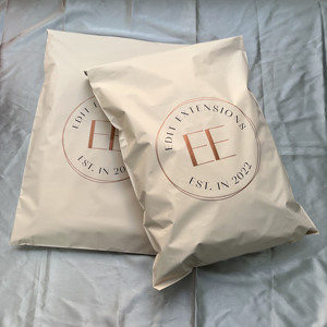 Enveloppes en polyéthylène personnalisées couleur pêche avec impression or rose - Sacs d'expédition imperméables pour extensions de cheveux et vêtements - Product Image 1