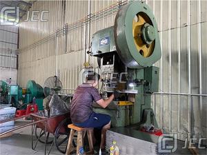 Machine à poinçonner automatique JEC la plus vendue en ligne, bras de <span class=keywords><strong>robot</strong></span> industriel assorti, cuillères de table de traitement en acier inoxydable 304 - Product Image 2