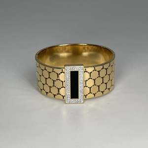 Brazalete de Moda en Acero Inoxidable 316L con Baño de Oro PVD, Diseño Hexagonal con Incrustaciones de Cristal y Centro Negro - Product Image 1