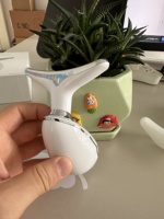 Appareil de massage facial électronique portable tendance 2026 qui réduit les rides et raffermit la peau via une interface USB