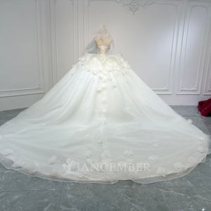 Vestido de Novia Moderno Xs258 con Pedrería, Lentejuelas, Flores 3D, Escote Corazón, Manga Larga, Espalda de Encaje y Cola Capilla - Product Image 5