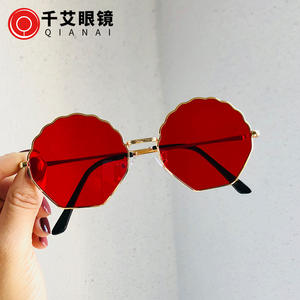 Lunettes de soleil irrégulières Qianai pour femmes, monture dorée, verres Ocean Powder, protection UV400, style urbain tendance - Product Image 3