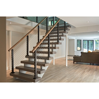 Système d'escalier à poutres apparentes au design moderne 2024 pour salon, avec garde-corps en câble de verre intérieur, marches flottantes droites en bois et forme spirale