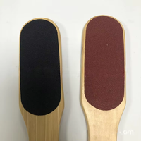 Râpe à pieds professionnelle double face en papier de verre pour l'exfoliation des peaux mortes, lime à pieds en bois pour la vente en gros