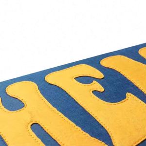 ธงสามเหลี่ยมผ้าสักหลาดราคาถูก พิมพ์โลโก้ตามสั่ง สำหรับตกแต่งภายนอก งานกีฬา และวิทยาลัย ขายส่ง - Product Image 4