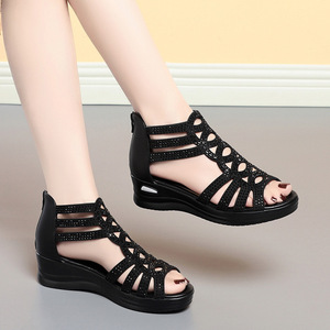 Sandales romaines à bout ouvert pour femmes, à semelle épaisse, nouvelle collection été 2024, pour femmes d'âge moyen et âgées, chaussures confortables à semelle souple et compensée - Product Image 3