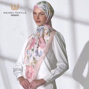 Personalizado Digital Impreso Floral Tudung Bidang 45 Premium Ligero Algodón Gasa Bawal Musulmán Cuadrado <span class=keywords><strong>Hijab</strong></span> - Product Image 1