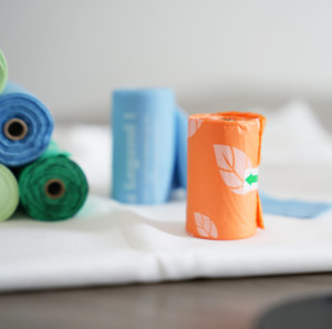 Sacos Biodegradáveis Grandes de Amido de Milho à Prova de Vazamento para Dejetos de Cães com Dispensador para Uso Doméstico e Controle de Odores - Product Image 1