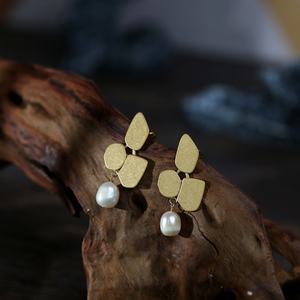 Aretes Huggie de Acero Inoxidable a Prueba de Agua, Personalizados al por Mayor, Chapados en Oro de 18K, Estilo Geométrico Vintage para Mujeres y Adolescentes - Product Image 1