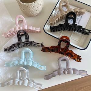 กิ๊บติดผมรูปโบว์สีเจลลี่เรียบง่ายสำหรับผู้หญิง กิ๊บหนีบผมพลาสติกแบบด้านขนาดใหญ่ อุปกรณ์เสริมผม - Product Image 1