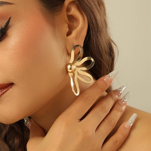 Boucles d'oreilles Jingciren Boutique Ins Rétro Haut de Gamme à Motifs Floraux Creux, Design Tendance et Élégant, Boucles d'oreilles Rondes Géométriques - Product Image 1
