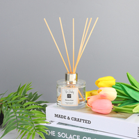 Diffuseur de parfum d'ambiance Via Pinky 100ml Poire Anglaise avec bâtonnets en rotin dans une bouteille en verre, logo personnalisé, fournisseur ODM
