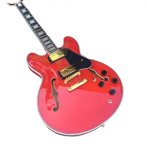 电吉他拾音器爵士浅红色空心爵士电吉他，带金色五金件和红木指板全尺寸