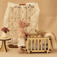 Cozy & Healing Miniature Home Play Set Bunny Plush Dolls Lit en rotin Berceau en bois et décor de fleurs Cadeau pour enfants et adultes
