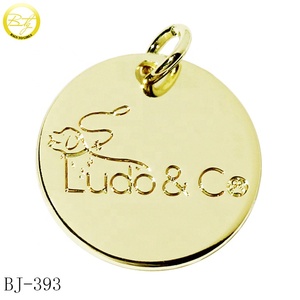 Pendentifs personnalisés en métal plaqué or en forme de pièce de monnaie pour bracelets et colliers, avec nom et logo gravés, pour chemises, chaussures et sacs - Product Image 1