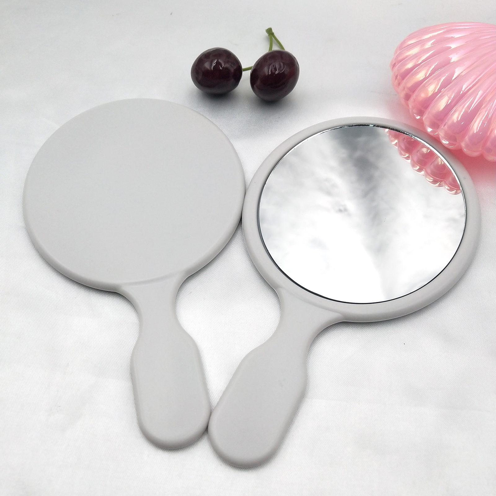 1 miroir de poche rond de petite taille.