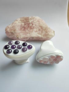Rouleau de <span class=keywords><strong>massage</strong></span> facial en <span class=keywords><strong>jade</strong></span> naturel, nouveau design en fer, Gua Sha en forme de fer, Gua Sha en <span class=keywords><strong>jade</strong></span>, masseur facial en <span class=keywords><strong>pierre</strong></span> précieuse - Product Image 3