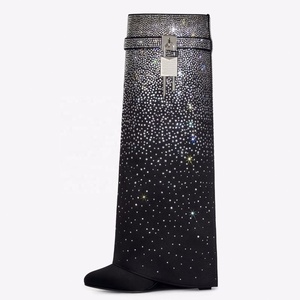 <span class=keywords><strong>Stivali</strong></span> Alti al Ginocchio da Donna con Decorazione in Metallo, Tacco Alto a <span class=keywords><strong>Zeppa</strong></span>, Completamente Decorati con Diamanti, Slip-On con Punta Affusolata - Product Image 6