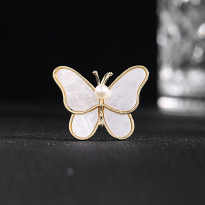 Broche de mariposa blanca, broche de perlas de alta calidad anti-fritilaria y anti-luz, venta al por mayor directa de fábrica. - Product Image 4