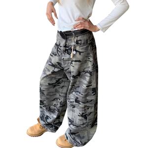 กางเกงยีนส์ทรงสกินเนอร์ลายพรางฮิปฮอปขายส่ง สไตล์สตรีทแวร์ กางเกงคาร์โก้สีเข้ม กางเกงยีนส์ทรงหลวมแฟชั่นสำหรับผู้ชาย - Product Image 2