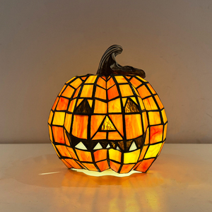 Lampe de table citrouille Jack O'Lantern Tiffany en vitrail, artisanale avec feuille de cuivre, décoration d'Halloween, veilleuse à lumière chaude pour bureau - Product Image 6