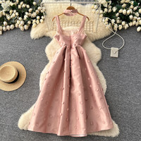 Robe longue élégante en satin pour femme WIWT, coupe trapèze, décor floral 3D, bretelles halter, décontractée, pour les fêtes, le quotidien et les vacances