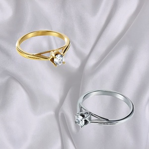แหวนแต่งงาน UM Jewelry ชุบทอง 18K ประดับเพชรซิคอน บนตัวเรือนสแตนเลสสตีล ดีไซน์เรียบง่าย ทันสมัย สำหรับผู้หญิง - Product Image 3